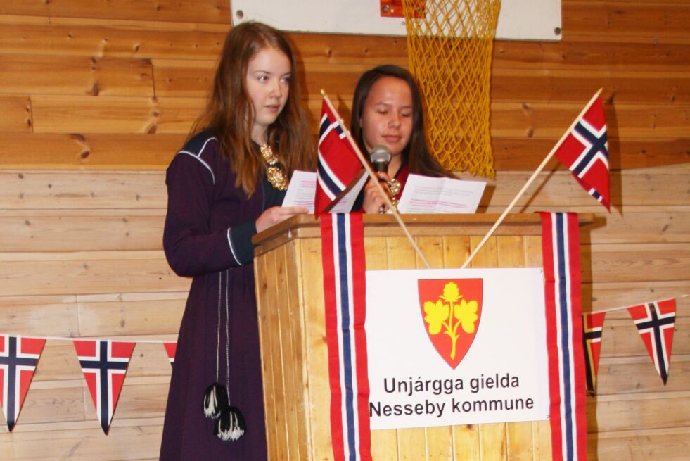 Anna Kaisa Jernsletten og Elen Kristine Petterson holdt tale for dagen i Nesseby.
 Foto: Mari-Ann Nilssen