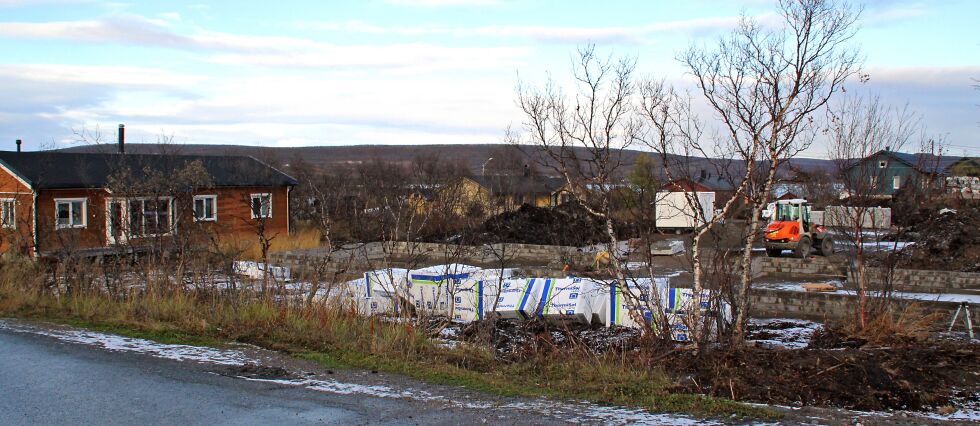 Naboene i bakgrunnen etterlyser nabovarsel i forbindelse med utbyggingen på denne tomta i Vesterelv i Nesseby.
 Foto: Torbjørn Ittelin