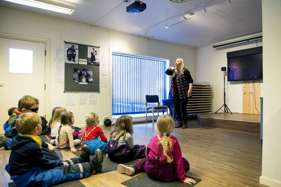 Med stor innlevelse fortalte Liv Tone Boine Karasjoks barnehagebarn om spurvefamilien som mistet familiesangen sin.
 Foto: Frøydis Falch Urbye