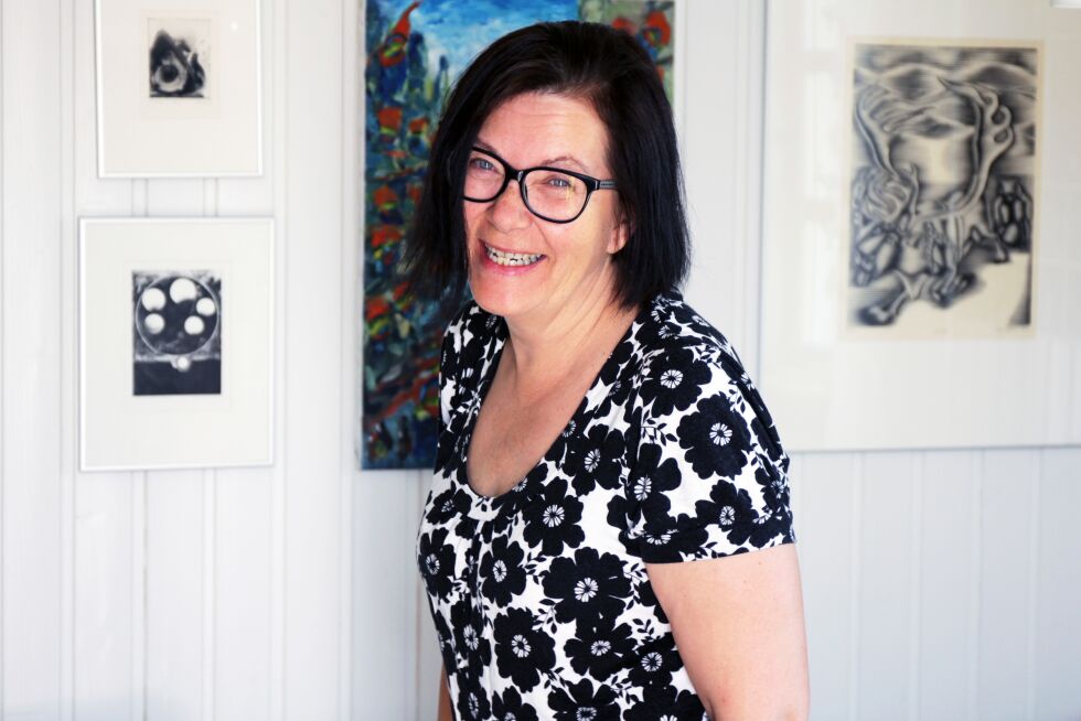 Rektor Eva Aira jubler over at skolen skal fortsette driften til høsten.
 Foto: June Helén Bjørnback