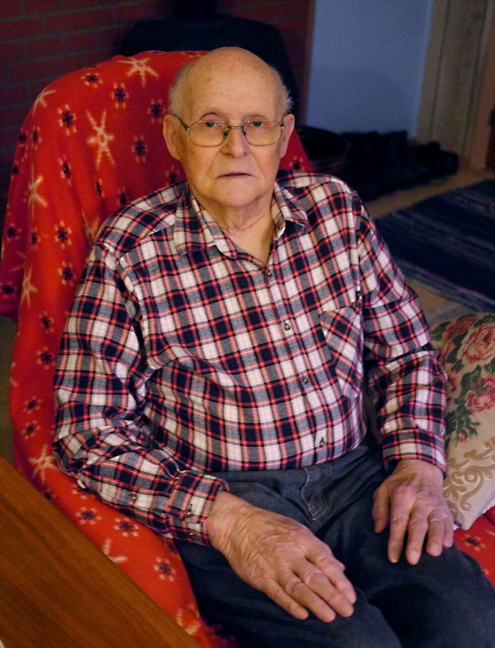 Som 14-år­ing opp­lev­de Jan Vik­tor Mi­kal­sen tvangseva­kue­rin­gen og bren­nin­gen av Finn­mark høst­en 1944. – Jeg hå­per at mine barn og bar­ne­barn slip­per å få opp­le­ve den elen­dig­het og gru­som­het som krig er, sier han.
 Foto: Geir Johansen