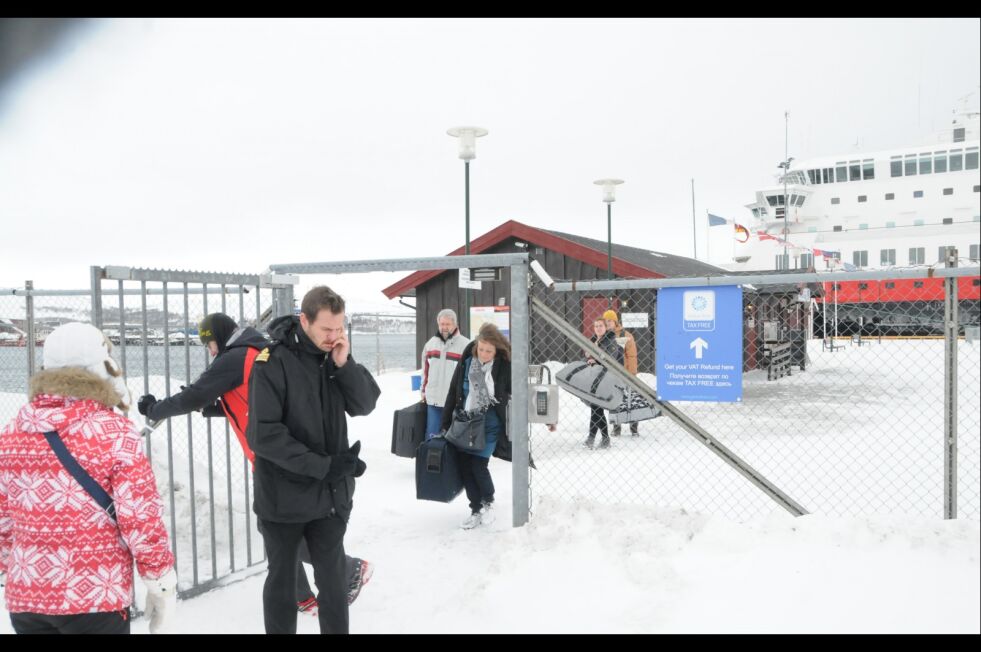 MS Nordkapp returnerte til Kirkenes klokka tre søndag morgen. Alle 250 passasjeren må rett på flyplassen for å bli endt til flyplassen for flyreise sydover, enten med rutefly eller charterfly bestilt av Hurtigruten. Her kommer noen av passasjerene på land rundt klokka ni søndag morgen.
 Foto: Hallgeir Henriksen
