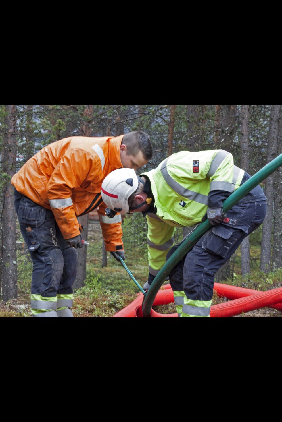Her skal kabelen forsyne byggestrøm til Finnmarksklinikken. Frank Gunnar Lindi (til venstre) og teamleder Nils Arve Lund.