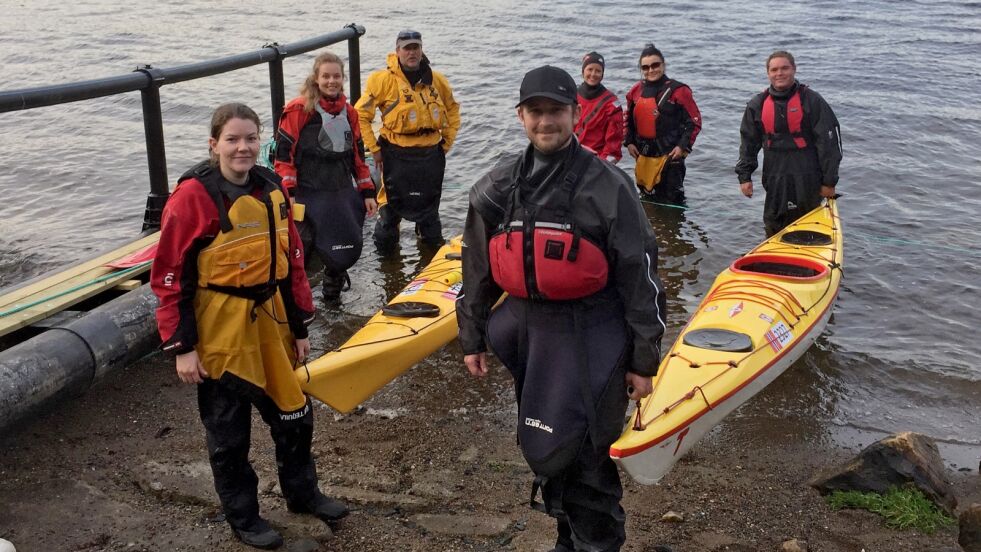 Her er slitne, men tilfredse padlere på land i Soldatbukta etter en tretimers padletur.
Fra venstre: Viktoria Rasmussen, Hanna Møllebakken, instruktør Hermann Bjørhusdal, Truls Bang, Modil Eriksson, Irina Oshaug og Rune Ulvang.
 Foto: Hallgeir Henriksen