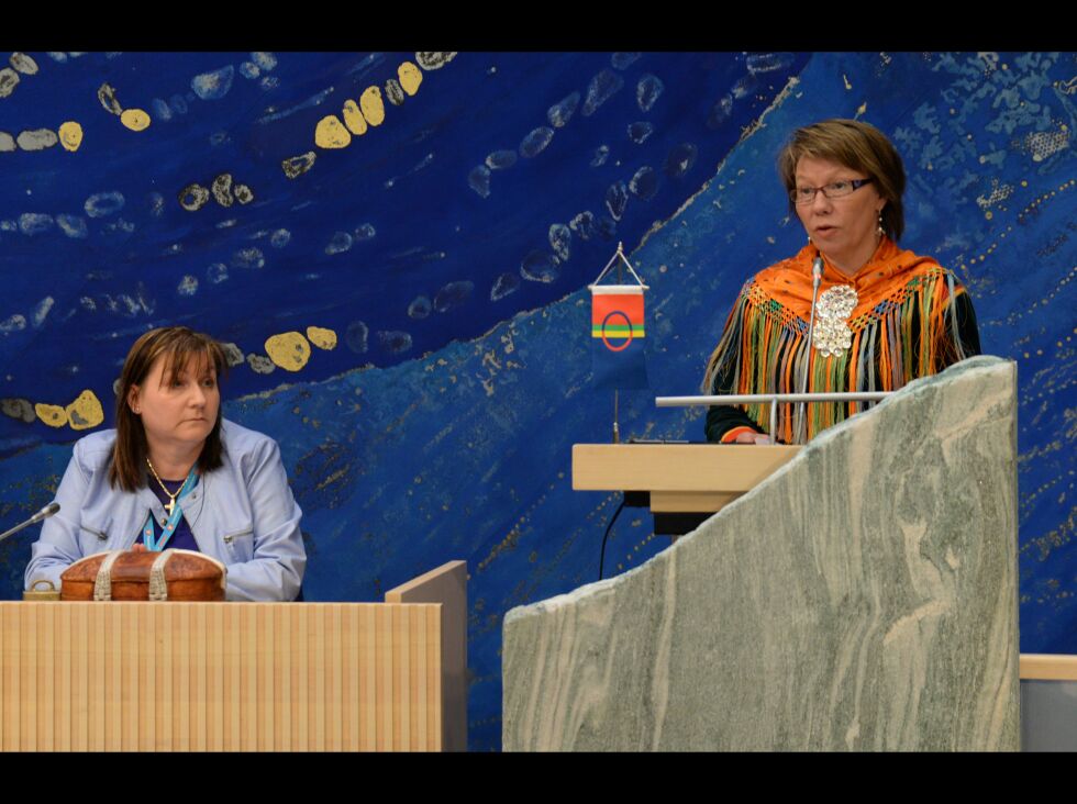 Sametingsråd Ann-Mari Thomassen (NSR) har lagt fram forslag til 2016-budsjett for Sametinget. Budsjettet skal vedtas i plenum første uka i desember. Til venstre Aud Martinsen (FrP) som sitter i plenumsledelsen.
 Foto: Steinar Solaas