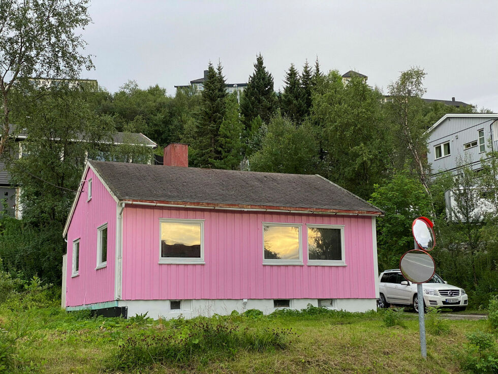 Dette rosamalte huset i Pasvikveien i Kirkenes er blitt et vakkert blikkfang som mange synes er forfriskende, mens noen mener det blir for friskt i sin rosa herlighet.
 Foto: Hallgeir Henriksen