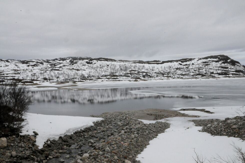 Vinterens strømproduksjonen i Kobbholm kraftverk har gjort at Kobbholmvannet er godt nedtappa før det fylles opp igjen i sommer.
 Foto: Halllgeir Henriksen