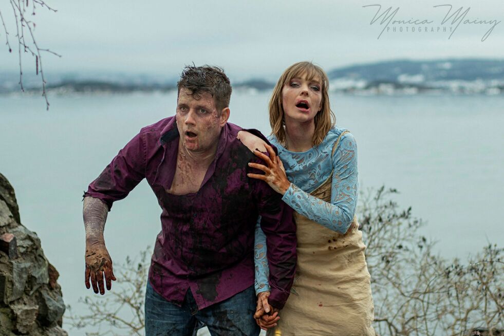 Her spil­ler Rei­nert Kiil fi­gu­ren Hot Zom­bie i en mu­sikk­vi­deo med Vik­to­ria Win­ge (til høy­re) og grup­pa Moviestar. Mu­sikk­vi­deo­en til san­gen Hot Zom­bie er laget av Hans Kåre Sjø­strøm.
 Foto: Monica Mainy