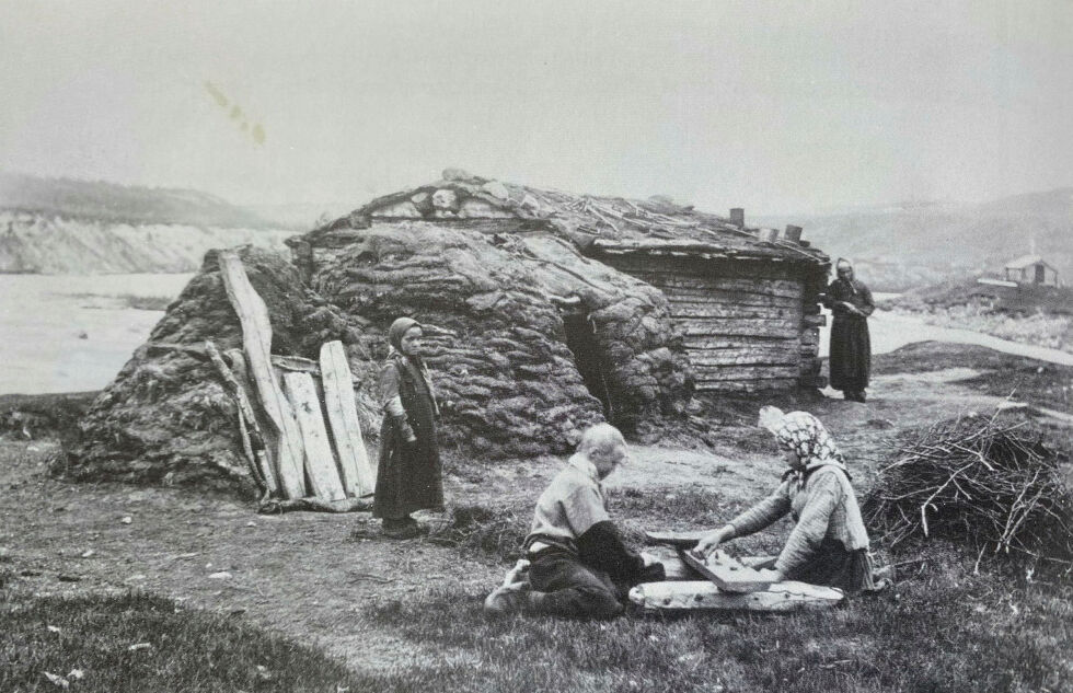 I dette bildet fra Skoltebyen i Neiden før år 1900 ser vi skoltesamiske barn spille brettspill. Kapellet til venstre i bildet. Foto: Ellisif Wessel
 Foto: Ellisif Wessel