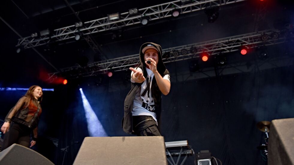 Kevin Boine trakk mange publikummere til scenen under Midnattsrocken.
 Foto: Sigurd Schanke