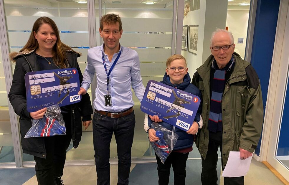 Tom Rosanoff fra Sparebanken Nord-Norge (nummer to fra venstre) og Per Andersen fra Tana-Varangerløypa skilag (til høyre) kunne forleden dele ut premiene til Lene Johansen og Johan Harila Reiersen etter fjorårets skisesong.
Foto: Privat