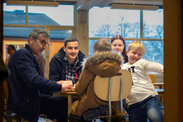 Mens de spiser kake, tenker de på spøkelsestunnelen