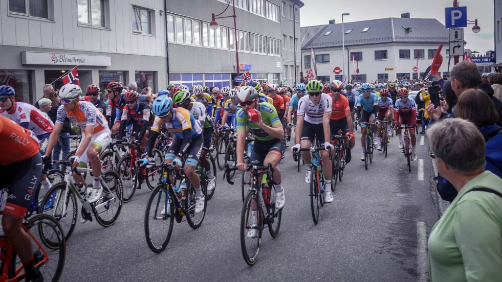 Mye folk hadde møtt frem på torget for å overvære starten på etappen mellom Honningsvåg og Hammerfest i Arctic Race of Norway.
 Foto: Geir Johansen