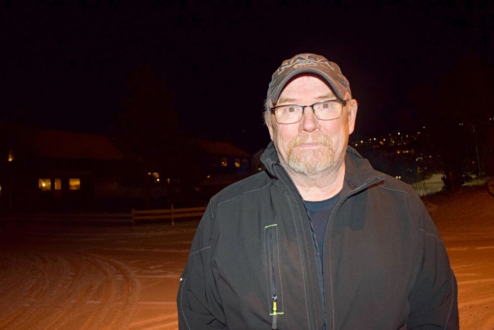 Roy Wara fra NAF avdeling Sør-Varanger minner om at refleks er nødvendig, også i byer.
 Foto: Birgitte Wisur Olsen