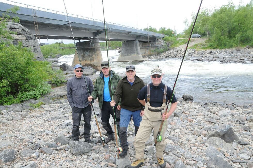 Ju­ha­ni Kaave (til venst­re), Kari Hyotala, Mau­ri Mik­ko­la og Vesa Nie­mi tri­ves sær­de­les godt i kul­pe­ne ne­den­for brua i Nei­den. Foto: Hall­geir Hen­rik­sen