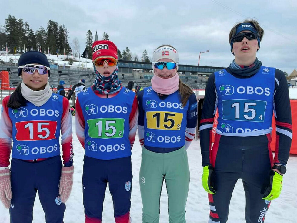 Maja Sildnes Olsen (fra venstre), Fred­rik Sa­gen Michelsen, Nora Brønd­bo Ol­set og Hå­gen Bor­di Øver­gaard gjorde en god stafett i Holmenkollen.
 Foto: Finnmark skikrets