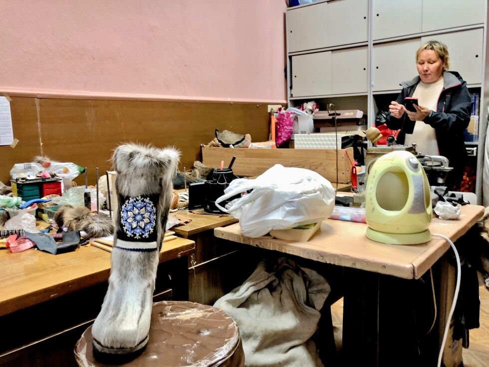 Anna Galkina har verksted innenfor butikkutsalget sammen med to komikvinner.
 Foto: Birgitte Wisur Olsen