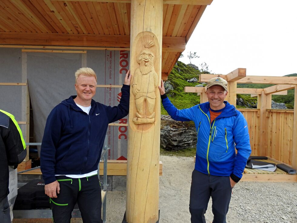 Jan Are Isaksen og Gjermund Thomassen viser frem ett av de to nøye utvalgte trollene som er skjært inn.
 Foto:  Lea Nilsen Marakat