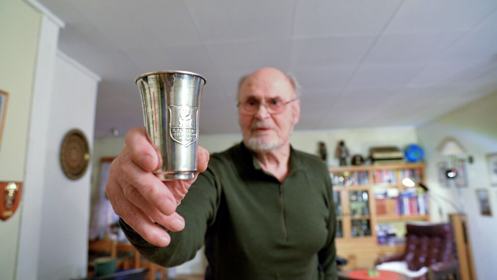 Denne pokalen betyr mye for Sverre Opdahl (97). Det er den berømte Petterøes vandrepokal som han måtte ta fire ganger, fordi det ble påstått at ett av rennene var dårlig kunngjort.
 Foto: Sonja E. Andersen