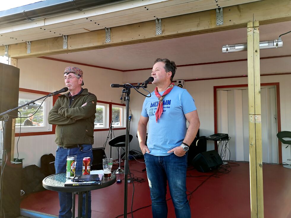 Hvor mye økte salget av sjalottlauk etter at Brimi gjorde løken kjent? Det var en av de flere spørsmålene Arne Hjeltnes og Arne Brimi stilte publikum.
 Foto: Erik Brenli