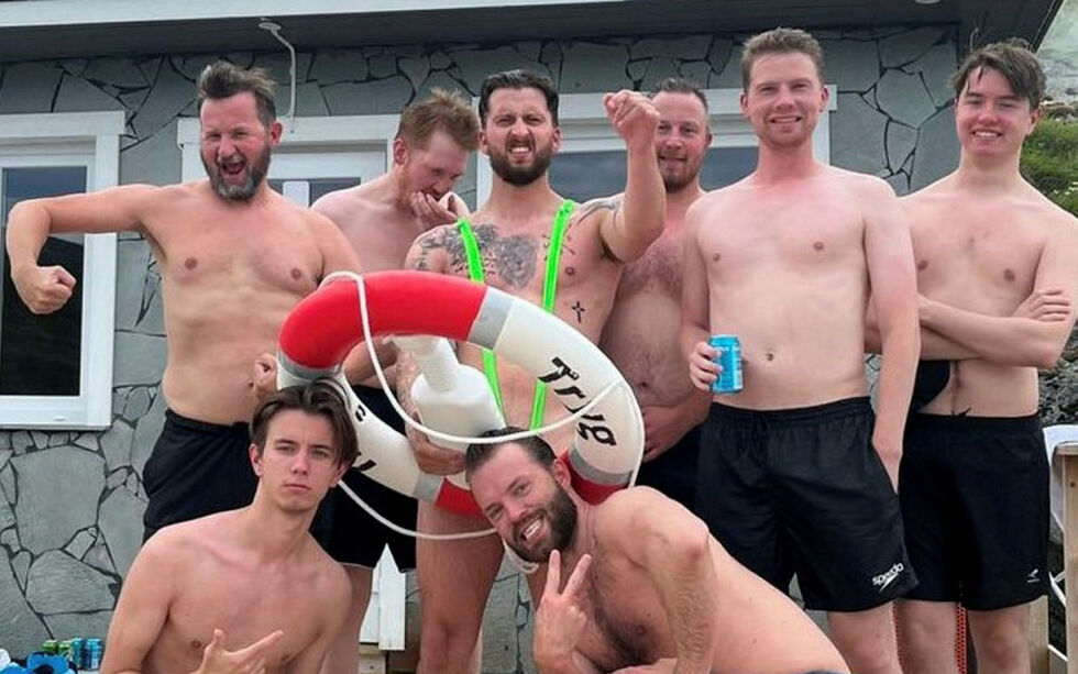 Stadig flere turister velger et romjulsopphold i Skarsåg. Her er noen som valgte å ta badstu med påfølgende isbad i havet.
 Foto: Privat