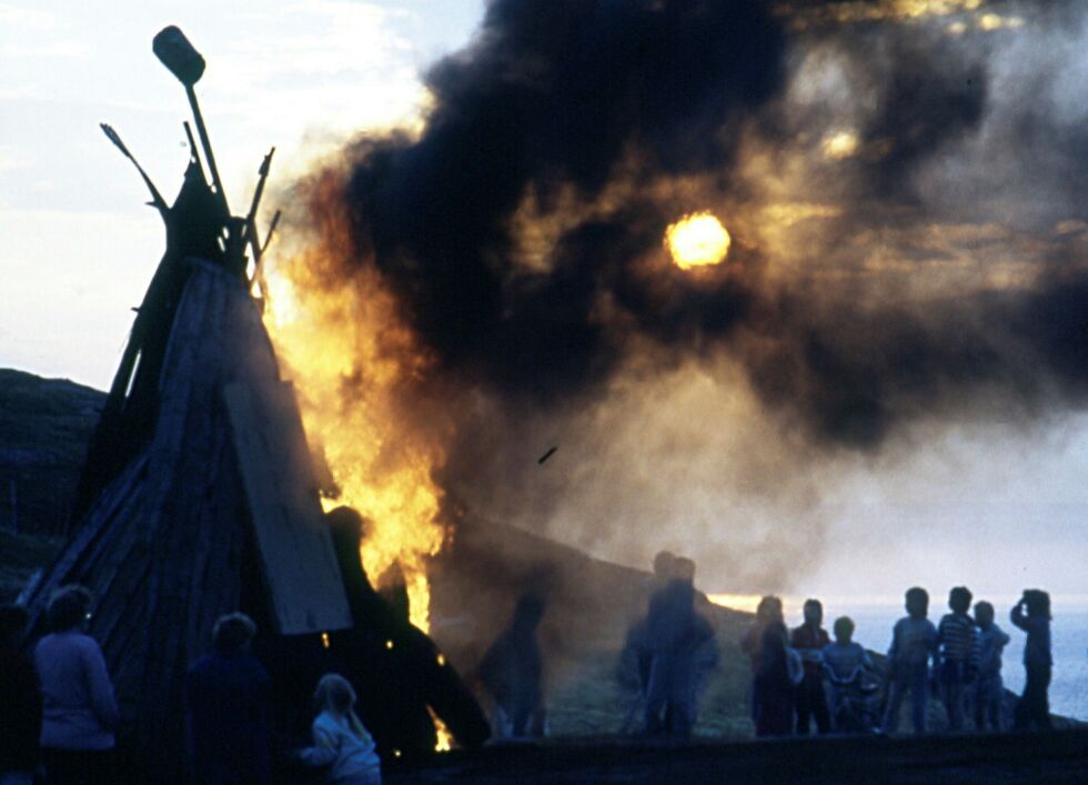 Sankt­hans­bål i Bug­øy­nes.
 Foto: Vil­fred In­gi­læ