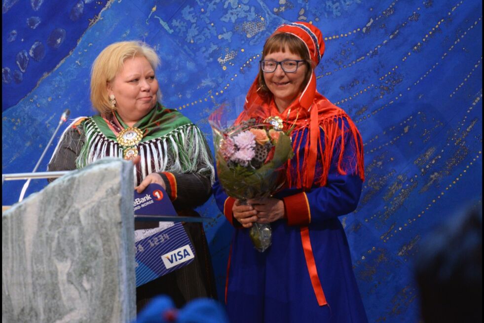 Jane Astrid Juuso får pris av president Vibeke Larsen. Prisen er på 50.000 kroner og et kunstdiplom laget av Sven Niklas Blindh.
 Foto: Steinar Solaas