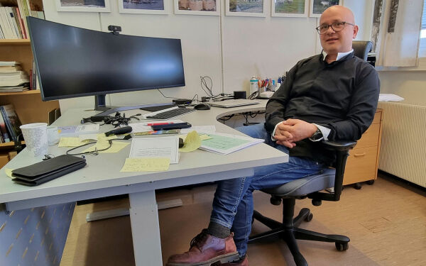 Innfører ansettelsesstopp