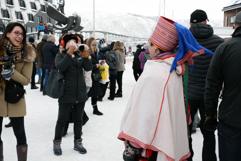 Hvert år rundt samefolkets dag 6. februar arrangeres samisk uke i Tromsø, og Stortorget fylles med samisk profilering, til turisters store glede. Når de samiske stedsnavnene kommer på skiilt blir det samiske synlig hele året i kommunen.
 Foto: Steinar Solaas