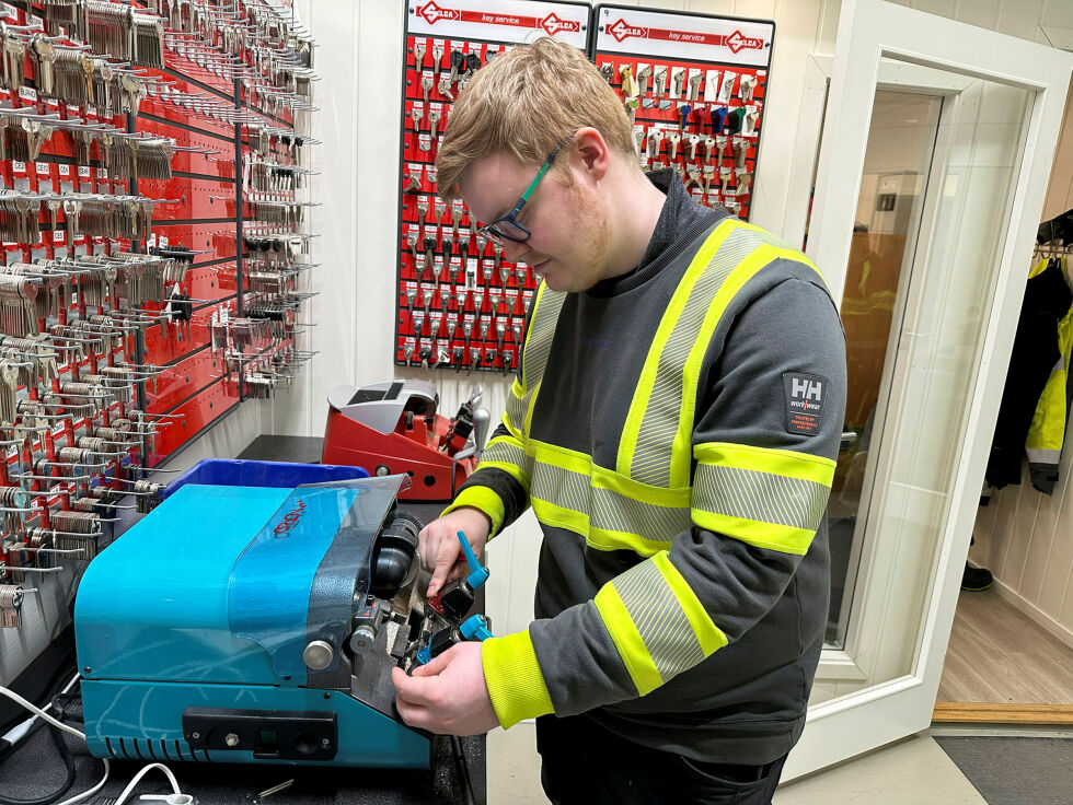 Låssenteret i Kirkenes er et sted som har tatt imot lærlinger, og gjør en viktig jobb for bedriften. Her filer Mats Wickstrøm en nøkkel for en kunde.
 Foto: Hallgeir Henriksen