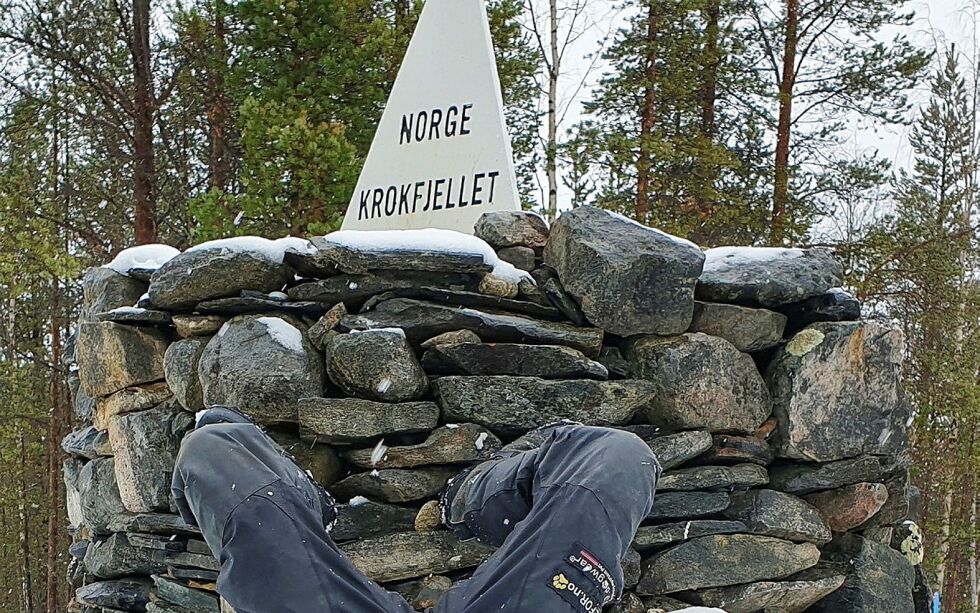 Et besøk til Treriksrøysa ved Muotkevárre/Krokfjellet i Pasvikdalen i Sør-Varanger ble kostbart for to damer sørfra. Føttene på bildet har ikke noe med straffesaken å gjøre.
 Foto: Privat