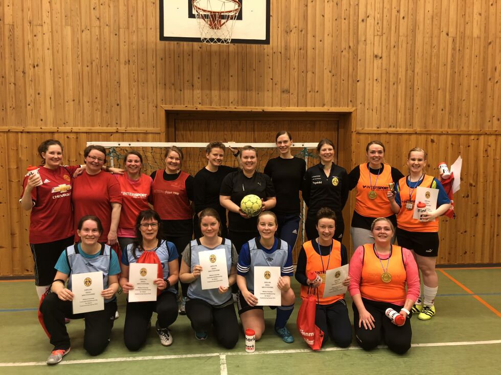 16 damer deltok på lavterskel futsalturneringen som ble arrangert i Billefjord sist helg.
 Foto: Siri Eliassen