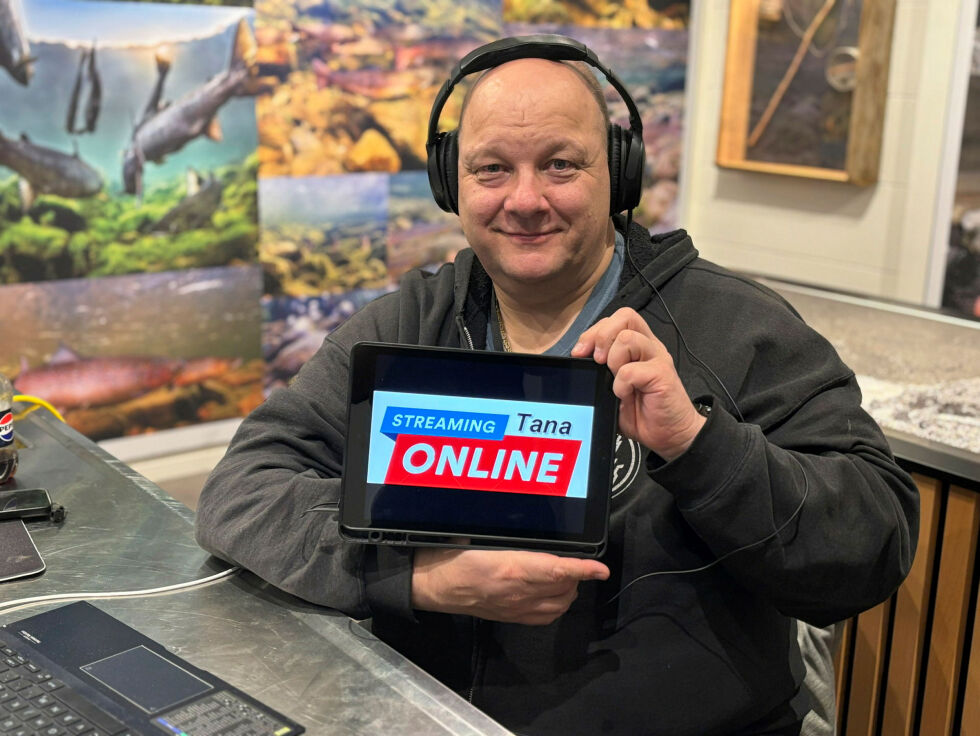Raymond Hildonen lever og ånder for lyd og bilde. Hildonen tilbyr streaming for alle typer arrangementer i Tana. Her streamer Raymond Hildonen sjølaksemøtet i Tana sist onsdag. 85 brukere logget seg inn for å se og høre møtet live.
 Foto: Thor Thrane
