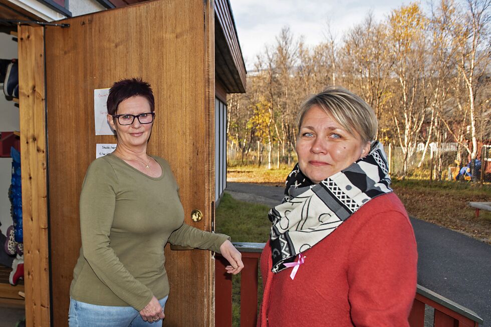 Marit Sætrum (t.v.) sier et nytt barnehagebygg vil være en drøm. Her sammen med ordføreren.
 Foto: Marius Thorsen