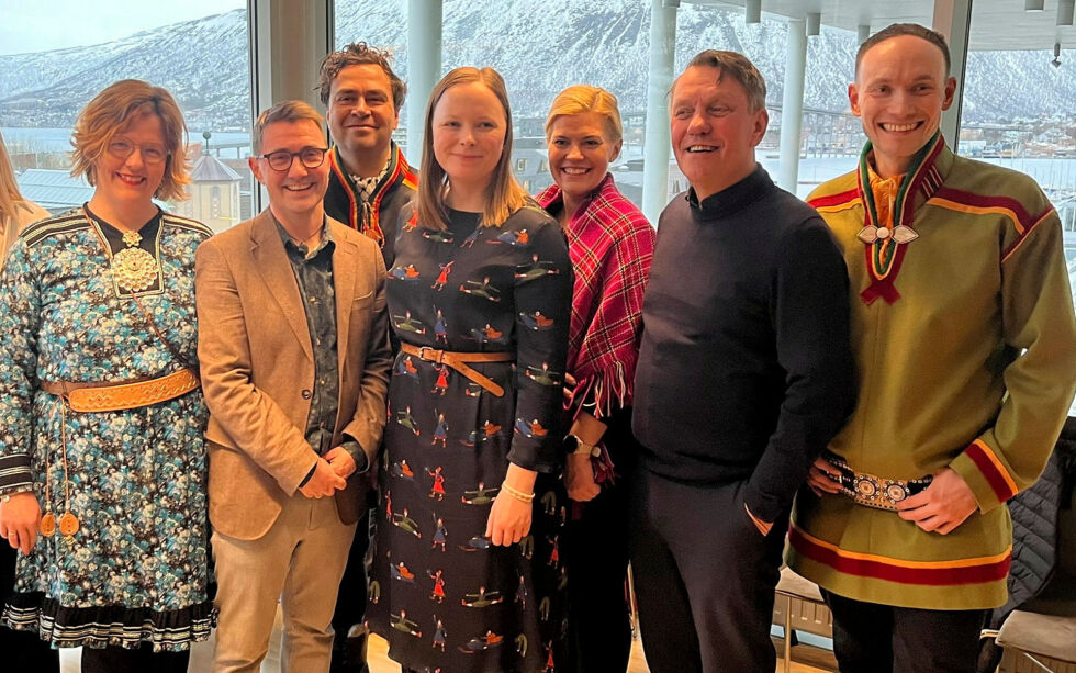 Stiftelsesmøte for Samisk hus i Tromsø. Fra venstre Kari Helene Skog, Torjer Olsen, Sigbjørn Skåden, Sandra Márjá West, Kristina Torbergsen, Gunnar Wilhelmsen og Runar Myrnes Balto. Styremedlemmene Tom Høgli og Anita Lervoll er ikke til stede.
 Foto: Elin Wersland