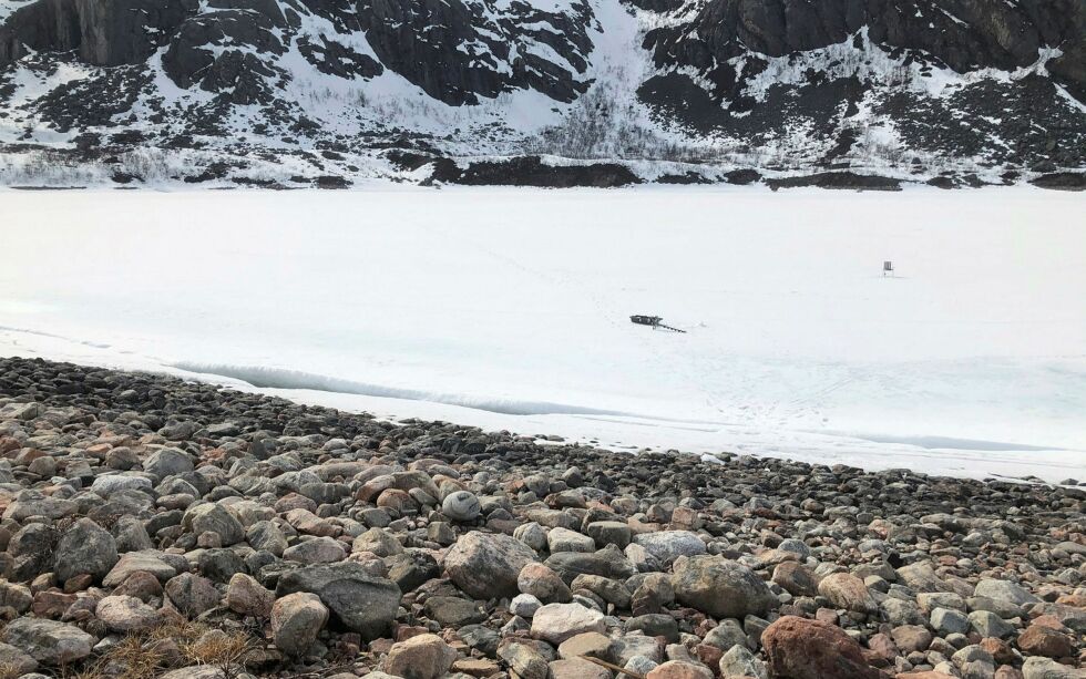 Store sprekker nedenfor ei strand av steiner viser klart at Gánddajávre i Nesseby er godt nedtrappa, uten regulering.
 Foto: Hallgeir Henriksen