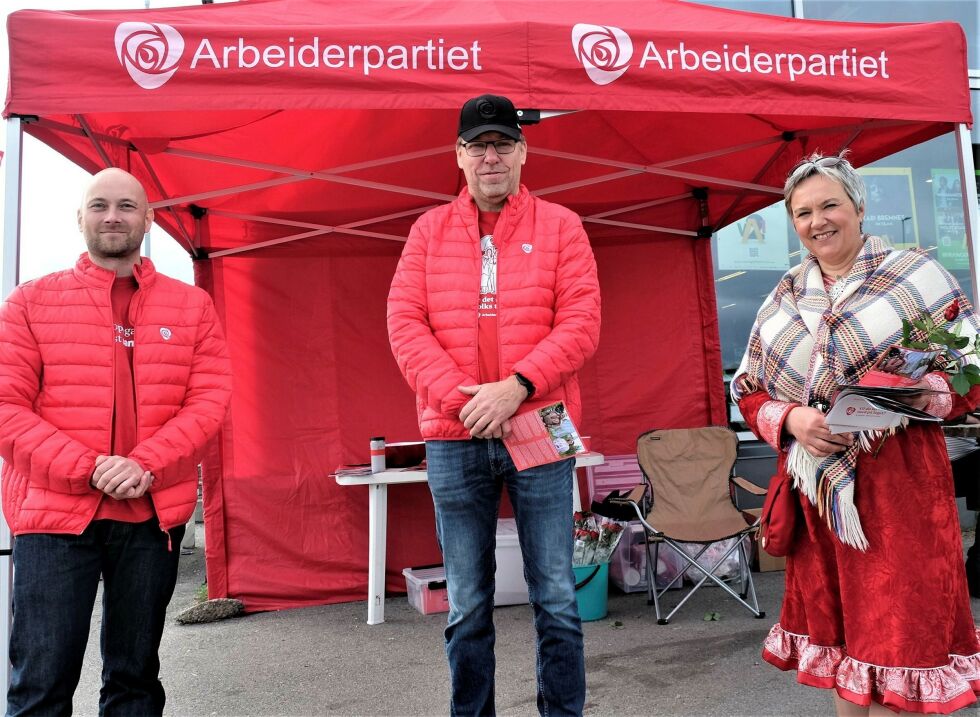 Tom Sottinen (til venstre) og Ragnhild Vassvik, Aps toppkandidater i Østre valgkrets, er glad for at Vadsø Ap, her representert ved partileder Bjørn Arne Pedersen, nå ønsker å inngå et formelt samarbeid med Sametinget.
 Foto: Bjørn Hildonen