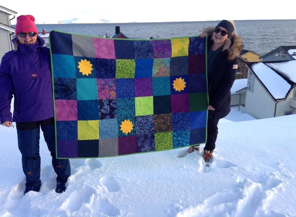 Lisa og Edna Toften fra Honningsvåg. Sammen med Liisa Himanka tok de initiativ til å få laget ulltepper til barnehjemmet. Rundt 300 personer fra hele landet sørget for at det ble laget 100 tepper.
 Foto: Privat
