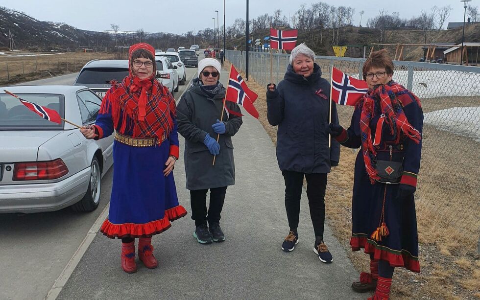 – Det e våres vær, og det været vi har, smilte fra venstre: Kirstin Biti Johansen, Ragnhild Olsen, Anny Ravna og Solfrid Jessen til tross for at det langt fra var noen sommerdag. Alle på tur til feiringen i flerbrukshallen.
 Foto: Tom Hardy