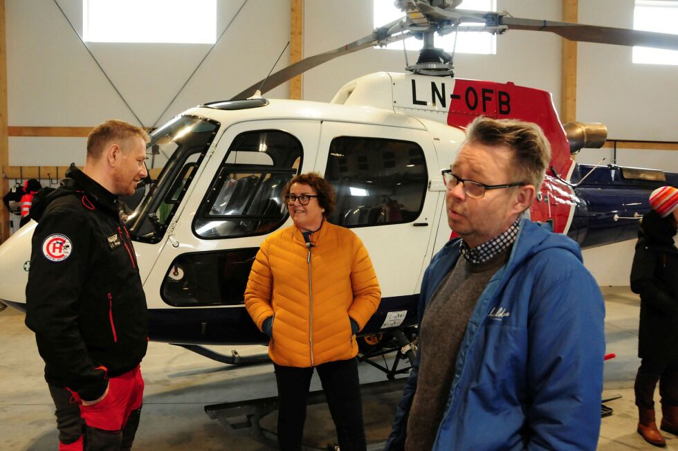 Jens Ivar Hauge i Helitrans, landbruks- og matminister Olaug Bollestad (KrF) og nyutnevnt statssekretær for distrikts- og digitaliseringsministeren, Raymond Robertsen (H) diskuterer reinbergingsoperasjonen i Helitrans sin hangar i Alta.