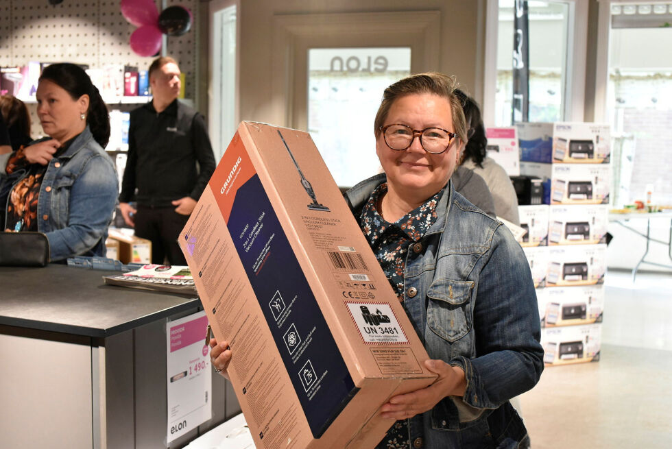 Siv Marit Turi er en av mange som benyttet muligheten til å handle på åpningsdagen. 
– Jeg synes det er helt topp, det er så bra for næringslivet også at det kommer flere butikker. Det her er absolutt noe vi trenger i Karasjok, sier Siv Marit til Ságat.
 Foto: Irene Andersen