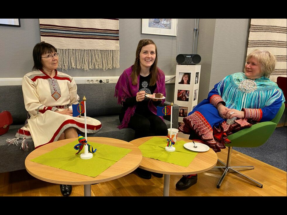 Unni Amundsen, Inger Helene Anti Eira og Sara Stødle, på samefolkets dag i Lakselv. FOTO: KRISTIN MARIE ERICSSON