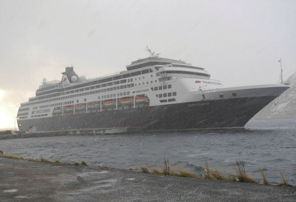Torsdag 20. oktober var det sne i lufta i Honningsvåg da cruiseskipet «Vasco da Gama» anløp. Havna får nå stadig flere anløp av cruiseskip også vinterstid.
 Foto: Geir Johansen