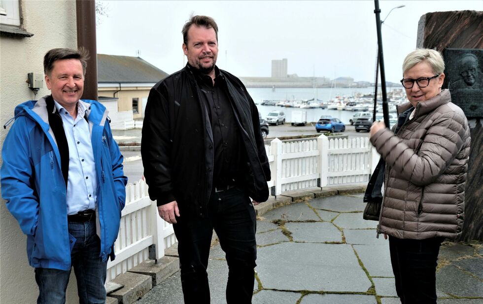 Øst-Finnmarkrådet, her representert ved daglig leder Trond Haukanes, Berlevåg-ordfører Rolf Laupstad og Vadsø-ordfører og rådsleder Wenche Pedersen, har lansert flere forslag til tiltak rettet mot Øst-Finnmark.
 Foto: Bjørn Hildonen