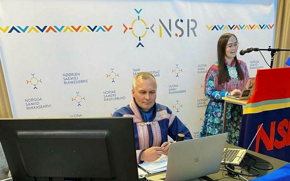 NSR-landsmøtet ble avholdt digitalt med møteledelsen i Karasjok. Her ser vi møteleder Klemet Erland Hætta og NSR-U-leder Maren Benedicte Nystad Storslett på talerstolen. Foto: NSR
