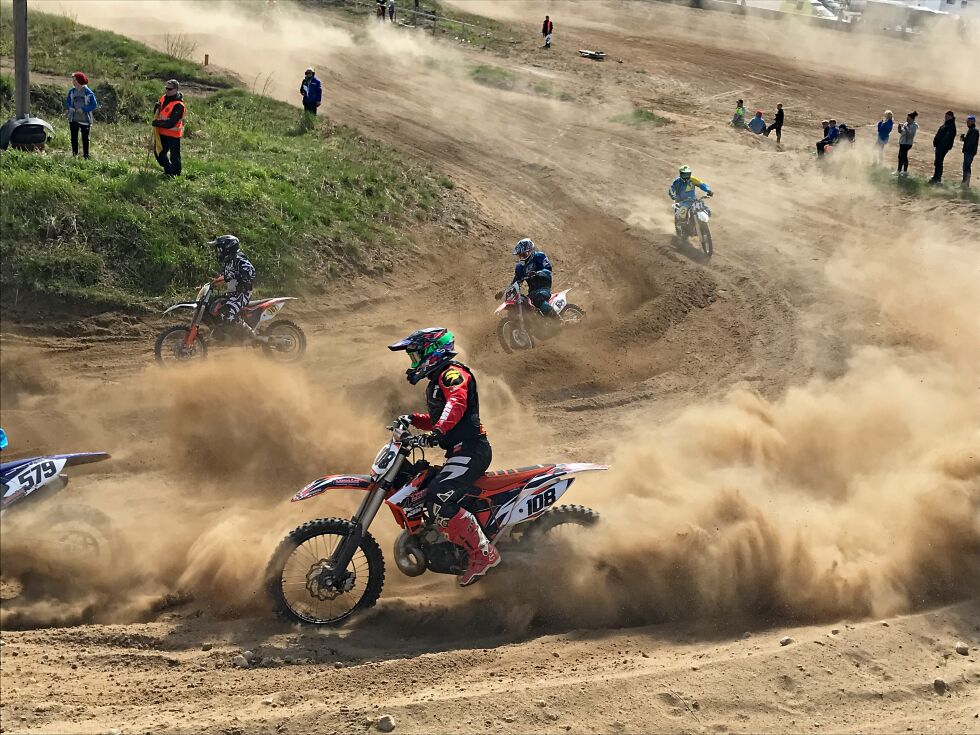 Lørdag 26. mai er det treningssamling på motorsportsanlegget til Lakselv motorklubb. Ságat gjør oppmerksom på at dette bildet er fra NNM MX i 2017. På treningssamlingen vil det utelukkende være Lakselv motorklubbs egne kjørere.
 Foto: Kristin Marie Ericsson