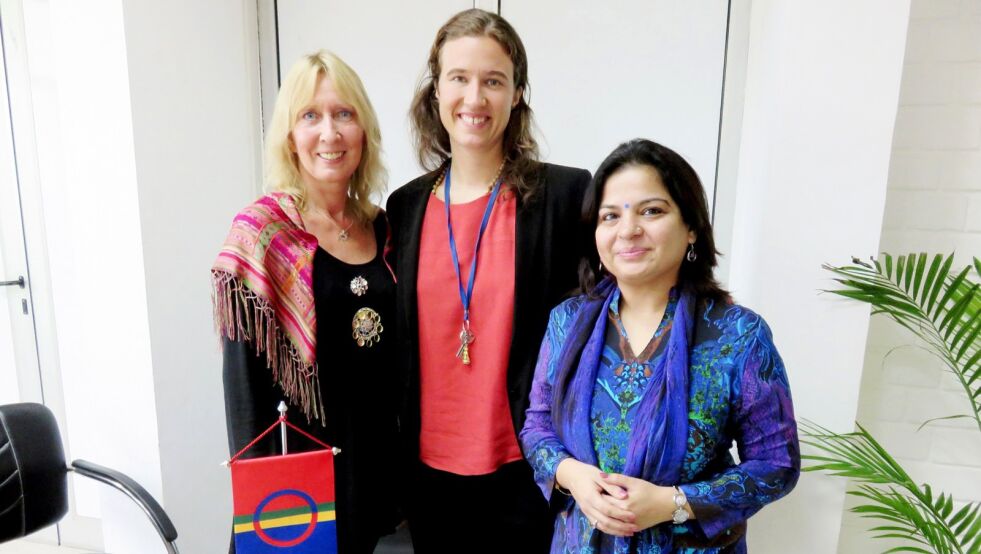 Ada Einmo Jürgensen, leder i Sámi Lávdi, Ragnhild Vognild, second secretary, og Manu Arya, advisor culture and public diplomacy, la planer for årets festival på Norges ambassade i India i Delhi i fjor.
 Foto: Norges ambassade i India