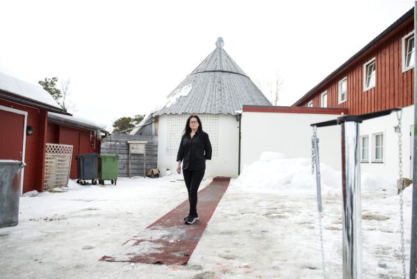 Mann gikk berserk på utested, intet politi i bygda