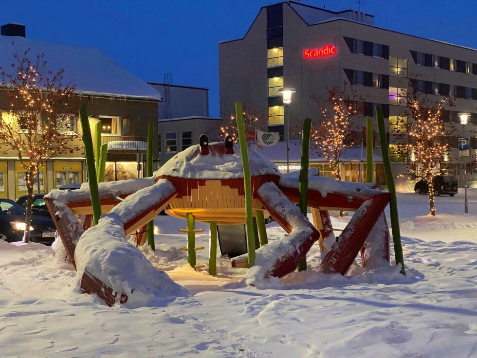 Lekestativet på torget i Kirkenes er nå lettere å komme til topps på etter de enorme snemengdene som har falt de siste ukene.
 Foto: Hallgeir Henriksen