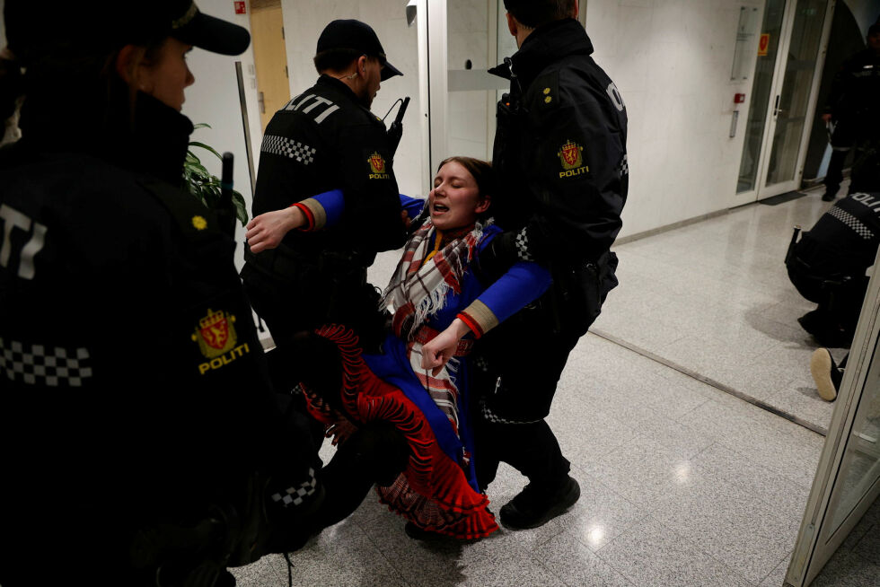 Natt til mandag ble aktivistene fraktet vekk av politiet fra lobbyen i Olje- og energidepartementet.
 Foto: Rasmus Berg